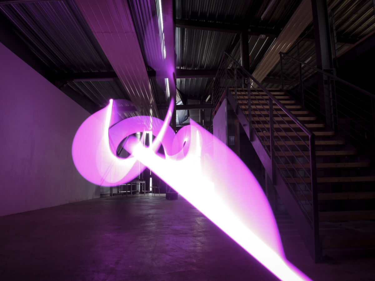 „NIGHTHAWKS“ – Lightpaintings im architektonischen Raum. Entdecken, Ausprobieren, Scheitern, Wahrnehmen, Überprüfen und Umsetzen.